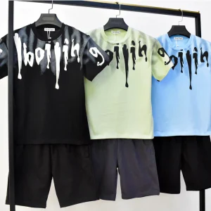 Completino da bambino con scritta