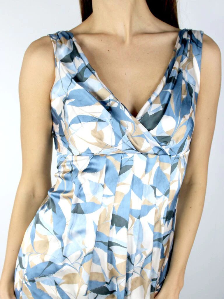 Abito fantasia con pieghe - immagine 4