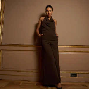 Tuta elegante senza maniche con scollo morbido e schiena scoperta