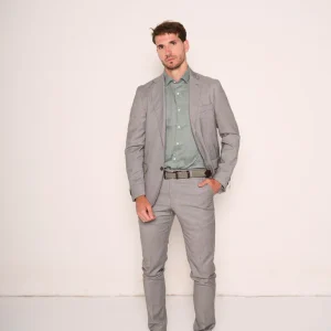 Abito da uomo con dettagli sartoriali