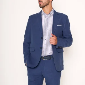 Abito classico maschile con dettagli sartoriali