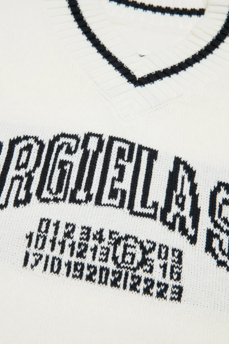 ABITO BIANCO CON SCOLLO A V CON LOGO NERO MAISON MARGIELA - immagine 5