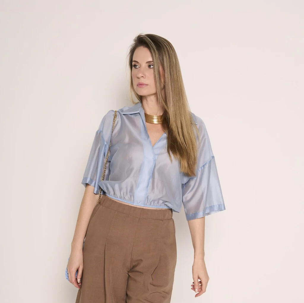 Camicia Azzurra in chiffon con elastico in vita - immagine 2