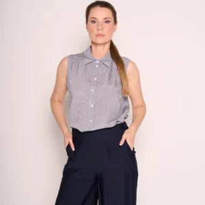 Camicia smanicata a righe con collo classico