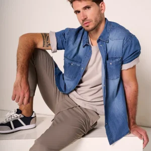 Camicia di jeans con tasche e in stile urbano