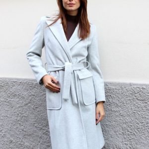 Cappotto con cintura senza bottoni