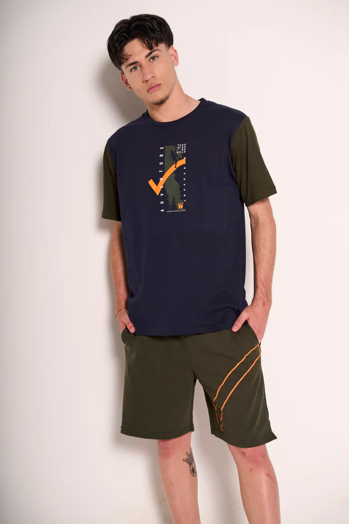 Completo sportivo uomo verde e blu con dettagli arancio - immagine 2