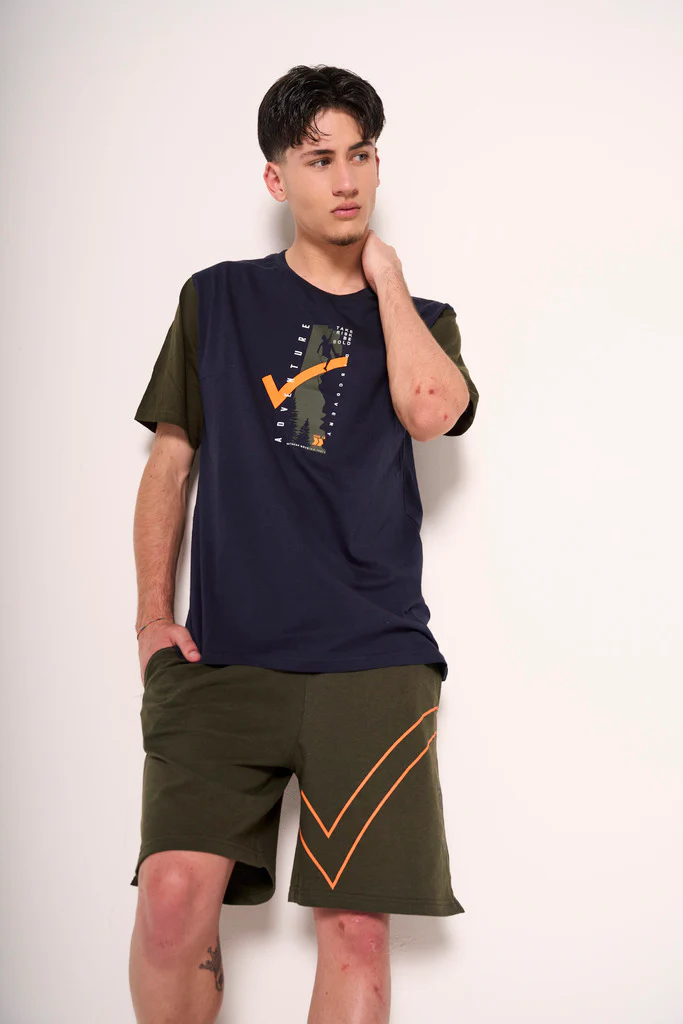 Completo sportivo uomo verde e blu con dettagli arancio - immagine 3