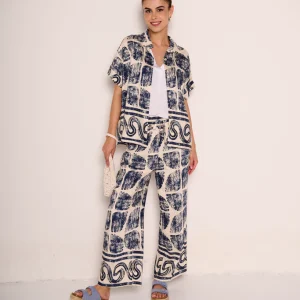Completo camicia e pantalone con stampa astratta