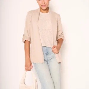 Giacca beige leggera con maniche arrotolate