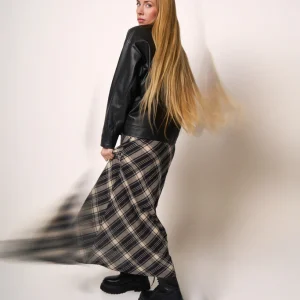 Gonna midi a quadri con linea fluida