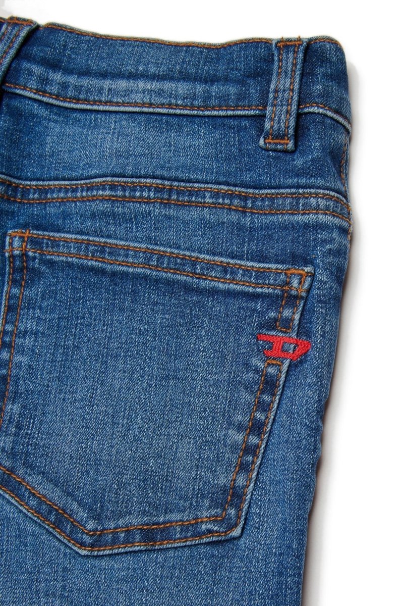 JEANS BLU CON LOGO SUL RETRO ROSSO DIESEL - immagine 5
