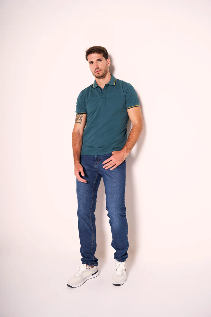 Jeans uomo con cuciture a contrasto