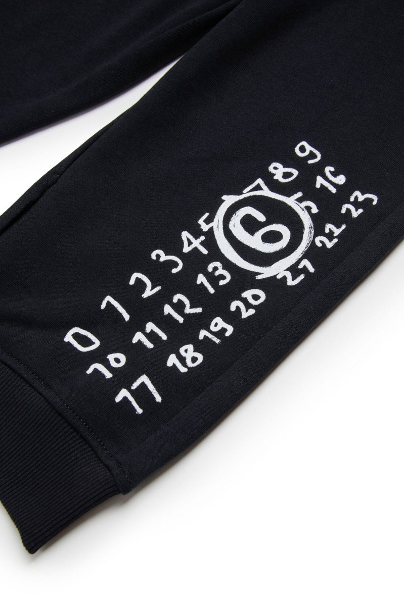 PANTALONE JOGGER NERO CON LOGO BIANCO MAISON MARGIELA - immagine 4