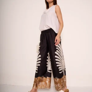 Pantalone cropped dalla stampa esotica