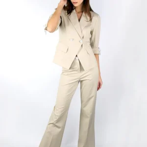 Pantalone a zampa con bottone gioiello