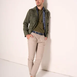 Pantaloni con tasche americane e dettagli a contrasto