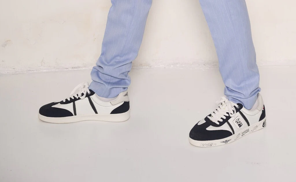 Sneakers bianche e blu "Marina Militare" con dettagli grafici - immagine 5