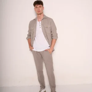 Sneakers bianche con suola in gomma e lacci a contrasto