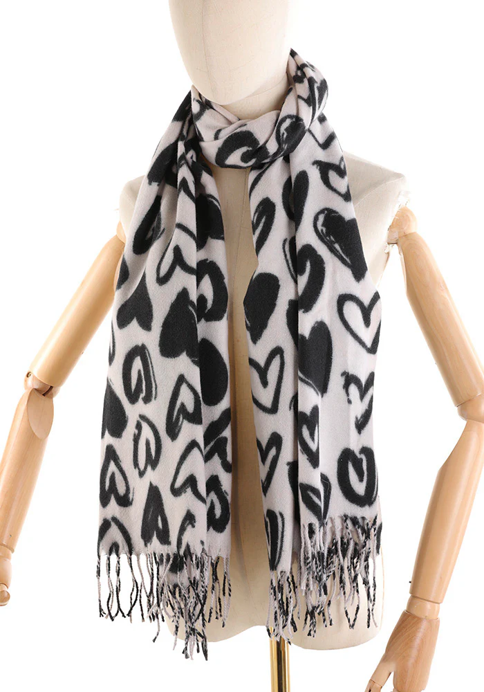 Sciarpa Donna – Fantasia Cuori, Modello Morbido con Frange - immagine 2