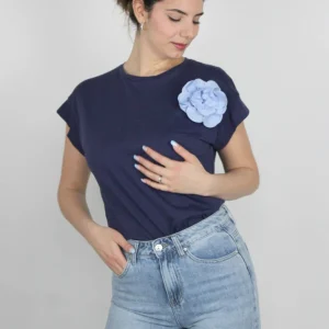 T-shirt con fiore in rilievo